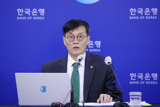 한국은행은 이창용 총재가 BIS 총재회의 참석차 출국한다고 밝혔다. 연합뉴스